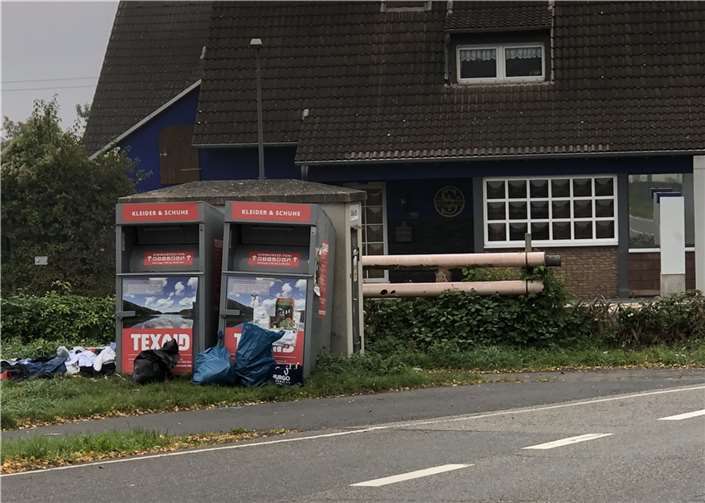 Wer über den Bahnübergang nach Miesenheim kommt, den erwartet des Öfteren ein trauriger Anblick. Immer wieder sind die Altkleidercontainer am Bahnübergang überfüllt, Müllsäcke mit Kleidung stapeln sich rund um die zwei Container oder es wird unverpackte Kleidung achtlos vor die Container geworfen. Foto: privat