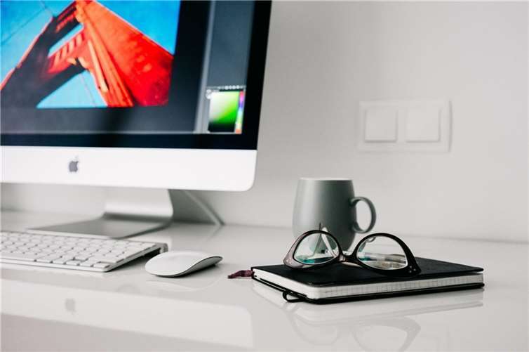 Gesund im Büro – die wichtigsten Tipps für einen gesunden Büroalltag Wer viel Zeit im Sitzen verbringt, muss seinen Arbeitsplatz „gesund“ einrichten. Foto: pixabay.com © fancycrave1 (CCO Creative Commons)