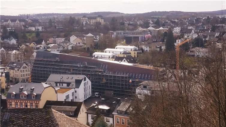 Wer vom Schlossberg herunter auf das Verbandsgemeindehaus schaut, kann die Fortschritte bei den Ziegel-Arbeiten beobachten.  Foto: VG Montabaur / Stefan Baumgarten