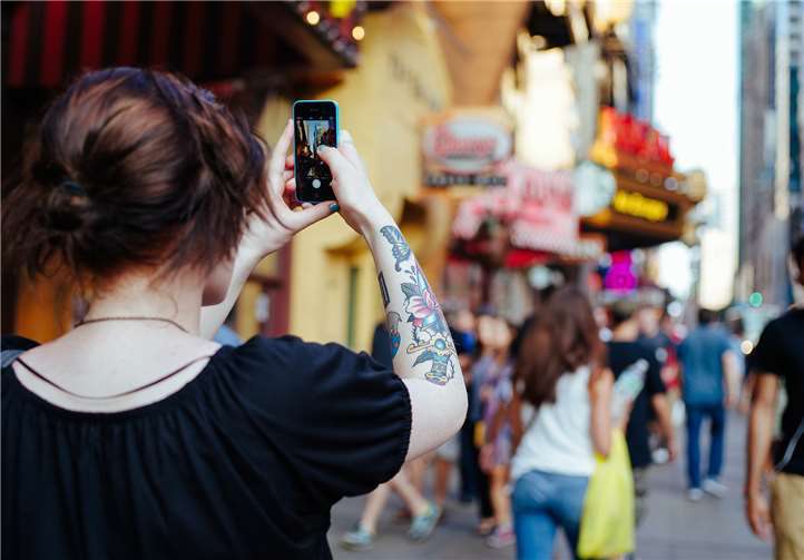 Wer weiß, wie’s geht, macht auch mit dem Smartphone hochwertige Bilder und kann von unterwegs arbeiten. Foto: Pixabay/Free-Photos