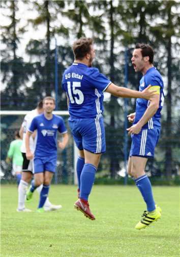 Wer wird denn gleich in die Luft gehen? Marvin Rech (re.), der zum Abschied die Kapitänsbinde tragen durfte, freut sich mit Bujar Xhakalija nach dessen Treffer zum 1:0.