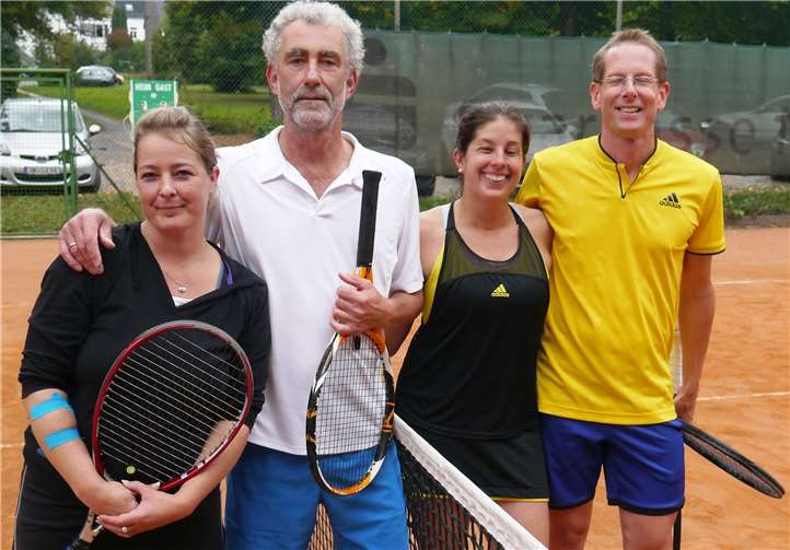 Wer wird neuer Vereinsmeister im Mixed? Im letzten Jahr setzte sich (v.l.) das Mixedteam Michaela Schür/Christoph Hilpisch gegen Nadine Hachenberg/Florian Kluth durch.Foto: Dietrich Rockenfeller/TC Steimel