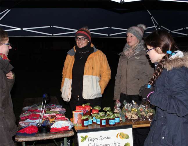 Wer wollte, konnte gegen eine Spende auch Marmelade, Backmischungen, Weihnachtsplätzchen oder eine Mütze erwerben.