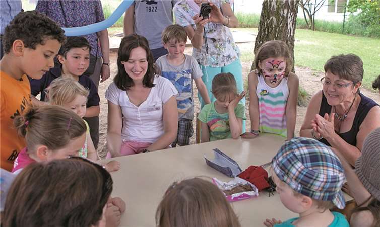 Wer würfelt sich einen Bissen von der Schokolade? Ein lustiger Zeitvertreib beim Jubiläumsfest des Kindergartens Lantershofen.