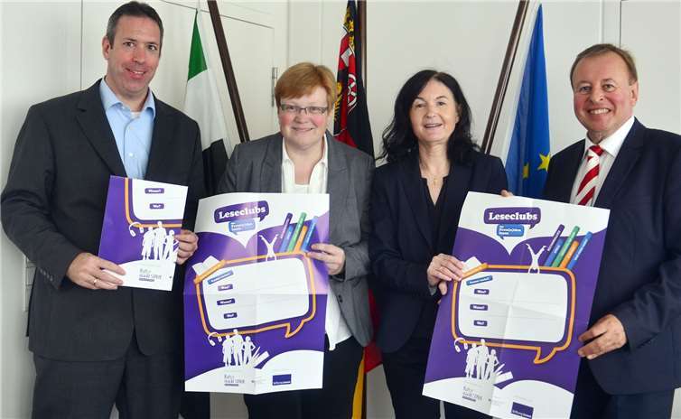 Werben für den neuen Leseclub am Erich-Klausener-Gymnasium Adenau: Jörg Hamacher (von links), Karin Berens, Christa Killmaier-Heimermann und Dr. Jürgen Pföhler. Kreisverwaltung Ahrweiler