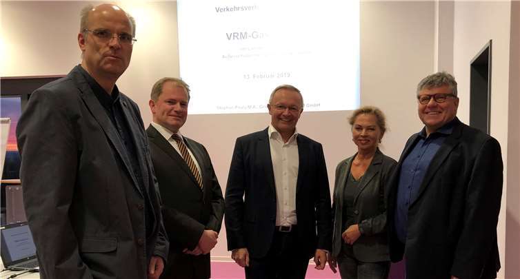 Werben für die Einführung des VRM-Gästetickets im Landkreis Neuwied (v.l.n.r.): Michael Lehmann, Kreisverwaltung Cochem-Zell, Stephan Pauly, VRM-Geschäftsführer, Landrat Achim Hallerbach, Abteilungsleiterin Helga Zoltowski, Kreisverwaltung Neuwied, und 1.Kreisbeigeordneter Michael Mahlert. Foto: Kreisverwaltung Neuwied