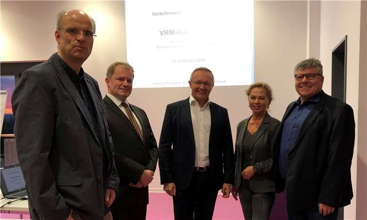 Werben für die Einführung des VRM-Gästetickets im Landkreis Neuwied: Michael Lehmann, Kreisverwaltung Cochem-Zell, Stephan Pauly, VRM-Geschäftsführer, Landrat Achim Hallerbach, Abteilungsleiterin Helga Zoltowski, Kreisverwaltung Neuwied und 1. Kreisbeigeordneter Michael Mahlert (v. li.) Foto: privat