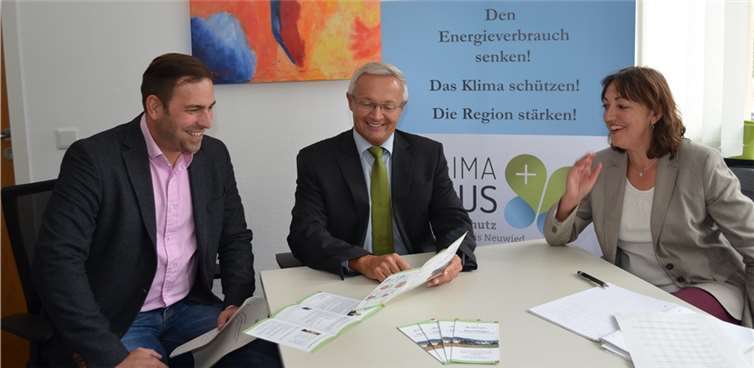 Werben für die Idee, dass Dörfer und Städte sich zu so genannten Smart Villages entwickeln (v.r.n.l.)): Projektleiterin Priska Dreher vom Referat Umwelt, Natur und Energie der Kreisverwaltung Neuwied, Achim Hallerbach, 1. Kreisbeigeordneter und Umweltdezernent und Tobias Gruben, Projektleiter beim Ifas, Umweltcampus Hochschule Trier.Kreisverwaltung