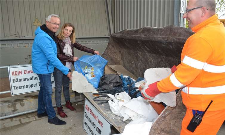 Werben für eine richtige Befüllung der Container auf den Wertstoffhöfen: der 1. Kreisbeigeordnete Achim Hallerbach, Betriebsleiterin Ines Finger und Vorarbeiter Horst Plum. Immer wieder werden gefährliche Abfälle in die Container eingeworfen. Daher wurden verschärfte Eingangskontrollen auf allen Wertstoffhöfen angeordnet.