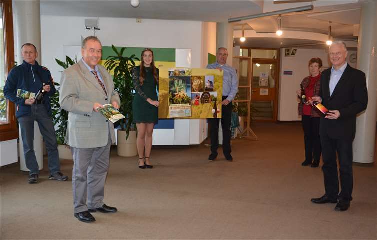 Werben gemeinsam für den Wein von Lahn und Rhein (v.li.): Friedel Becker (Winzergenossenschaft Loreley Bornich), WFG-Geschäftsführer Wolf-Dieter Matern, Mittelrheinweinkönigin Marie Dillenburger, Mittelrhein-Wein-Geschäftsführer Stefan Jedele, Andrea Simon (WFG Rhein-Lahn) und Landrat Frank Puchtler.Foto: Kreisverwaltung RLK