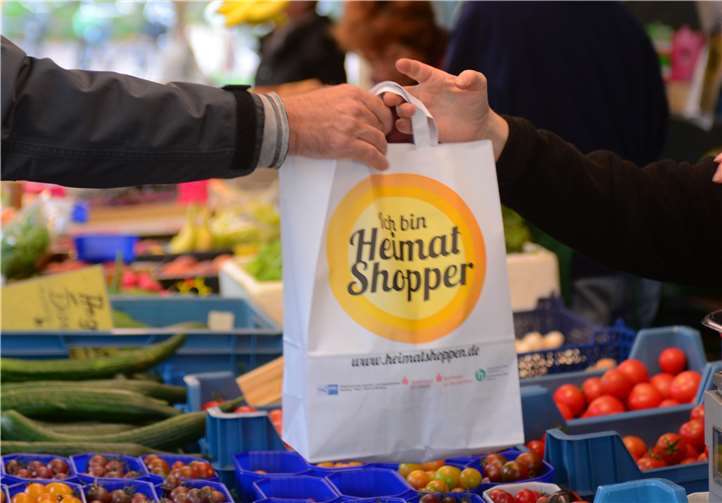 Werde auch du zum Heimatshopper.Quelle: Niederrheinische IHK/Marina Chigheliman
