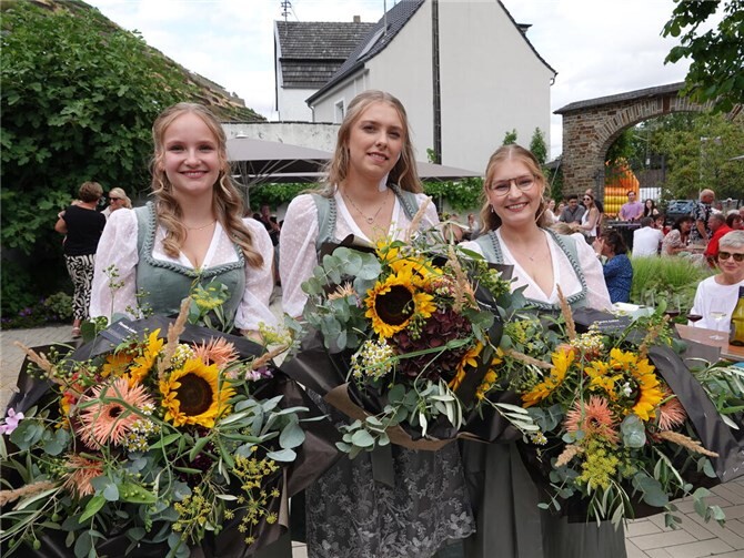 Werden 2026/27 Walporzheim und den Walporzheimer Wein repräsentieren: die kommende Weinkönigin Lisa-Sue von Schlichting (Mitte) sowie die Weinprinzessinnen Kristina Weber (links) und Theresa Rösgen (rechts).  Foto: DU