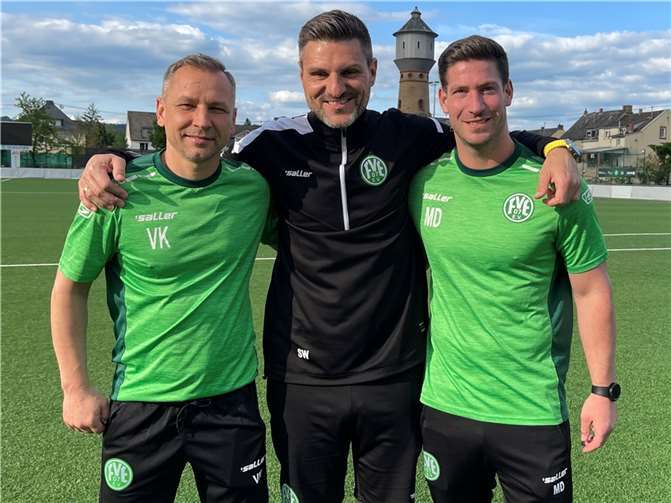 Werden Freunde bleiben: Coach Sacha Watzlawik uns seine scheidenden Mitstreiter, Co-Trainer Vitalij Karpov (links) und Athletik-Trainer Matthias „Mulde“ Daun (rechts).  Foto: FV Engers/Ulf Steffenfauseweh