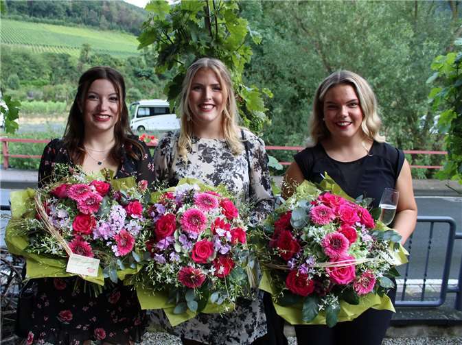 Werden als Weinkönigin und Weinprinzessinnen den Weinort Mayschoß repräsentieren: (v.li.) Julia Otto, Emily Bäcker und Lillian Schmitt.Foto: DU