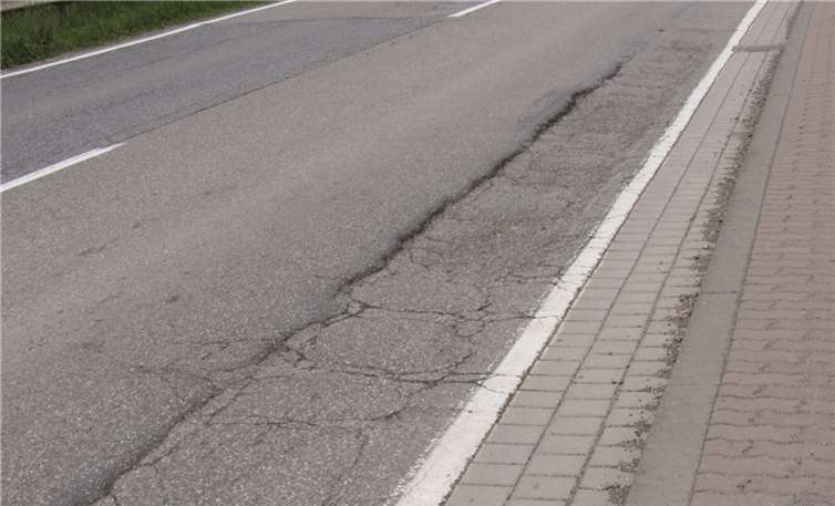 Werden auf der L117 solche Spurrillen noch in diesem Jahr verschwinden? privat