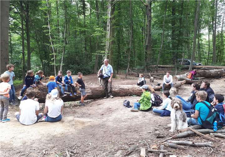 Werdende Waldscouts mit Forstaufseher Wolfgang Seidel. Fotos: privat