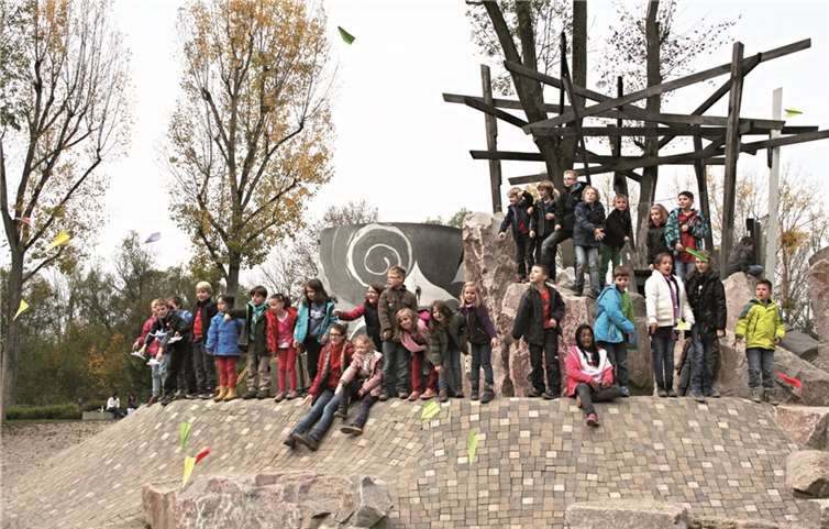 Werk Bleidenberg - Die Ferienkinder lassen die gefalteten Papierflugzeuge fliegen.