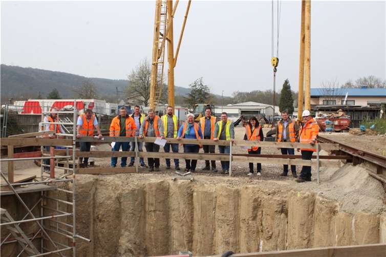 Werkausschussmitglieder, Mitarbeiter der Stadtverwaltung und der Stadtwerke Sinzig besichtigten gemeinsam mit den beteiligten Ingenieurbüros die Baustelle.Foto: Stadt Sinzig