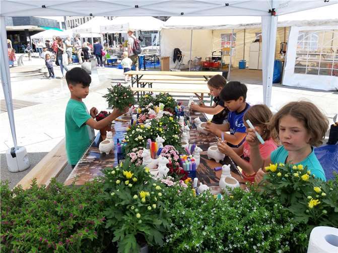 Werken am Keramik-Stand.