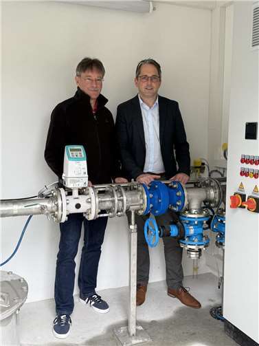 Werkleiter Achim Linder und Bürgermeister Oliver Götsch bei der Inbetriebnahme. Foto: