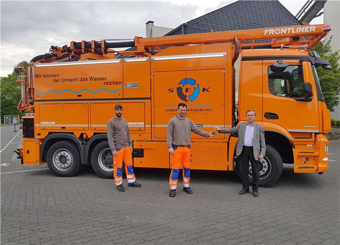 Werkleiter Bernhard Mohrs (re.) übergab die Schlüssel an Michael Macher (Mitte) und seinen Co-Piloten Marco Bastian.Quelle: Stadt Koblenz