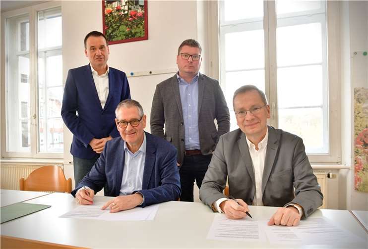 Werkleiter Dirk Weber und Erster Beigeordneter Peter Diewald aus Bad Neuenahr-Ahrweiler mit Werkleiter Carsten Lohre und Bürgermeister Andreas Geron aus Sinzig (v.l.) bei der Unterzeichnung. Foto: Stadtverwaltung Sinzig