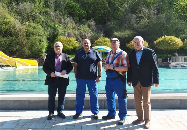 Werkleiter Klaus Kux, Schwimmmeister Michael Woischwill, Michael Eisenheim und der Erste Beigeordnete Bernhard Wiemer hoffen auf viele Besucher. Foto: Stadt Bendorf am Rhein