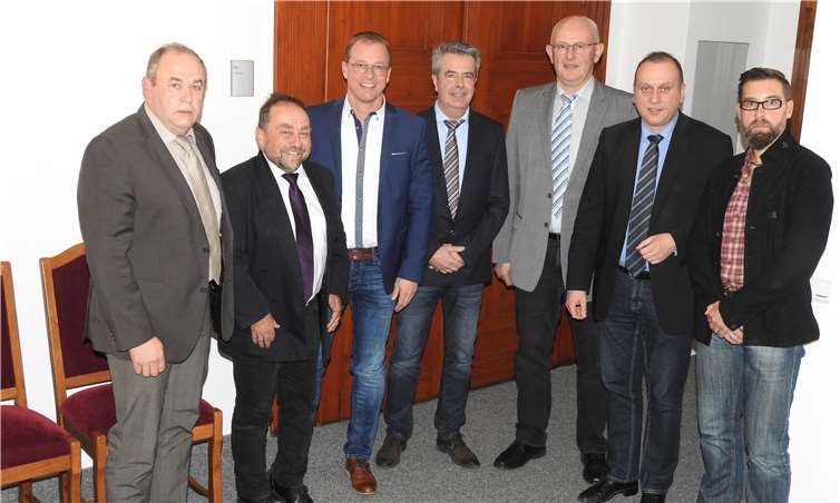 Werkleiter Rolf Flerus (3. v. re.) im Kreise der Bürgermeister und Werkleiterkollegen. st