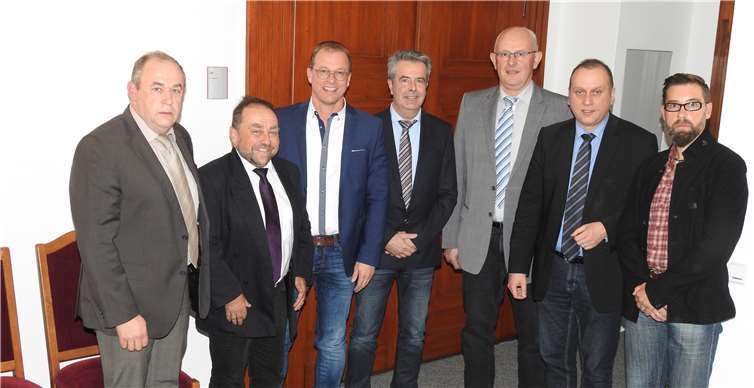 Werkleiter Rolf Flerus (3. v.r.) im Kreise der Bürgermeister und Werkleiterkollegen. st