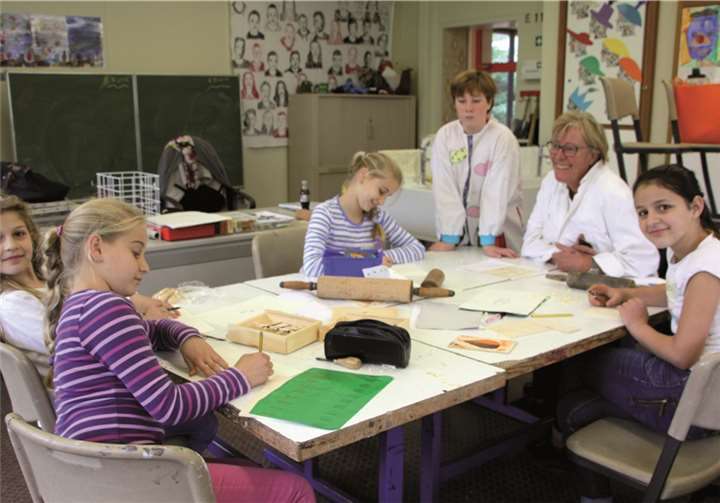 Werkstattatmosphäre: Die jungen Künstler mit Projektleiterin Hiltrud Westheide in ihrem Arbeitsraum. privat