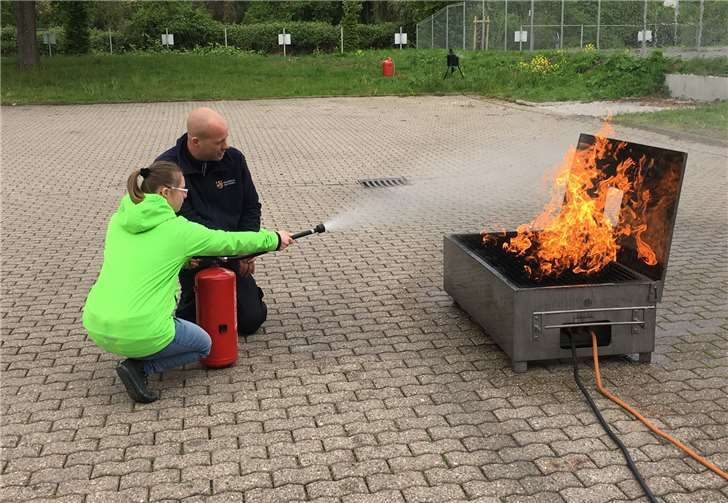 Werkstattbeschäftigte beim Feuerlöschtraining.