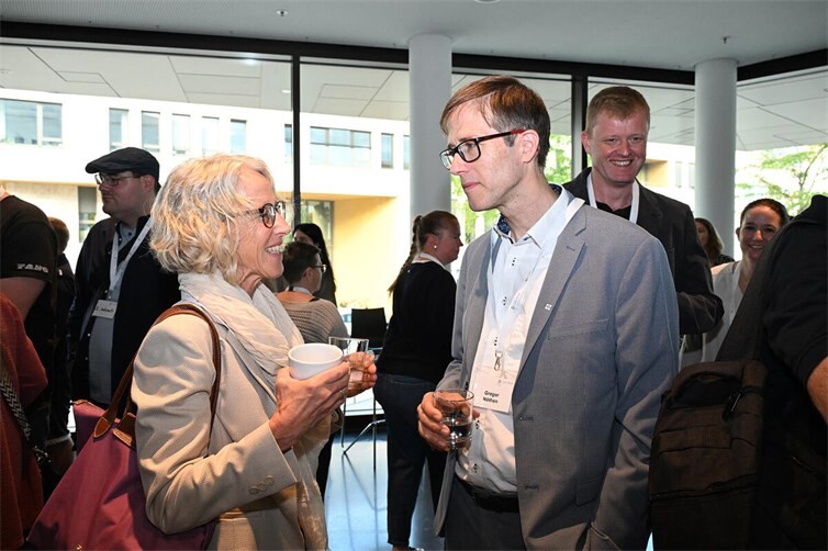 Werkstattleiter Gregor Nöthen nutzte die Gelegenheit, mit Vertreterinnen und Vertretern aus Politik, Wirtschaft und Verbänden in den Austausch zu kommen.