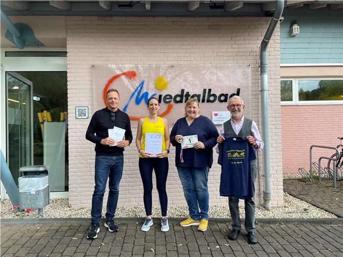 Werkstattleiter Gunnar Clemens (v.l.n.r.), Lisa Mestel (Badleitung Wiedtalbad), Barbara Kurz (Leitung Verwaltung und Marketing Wiedtalbad) und Josef Hoß vom VfL Waldbreitbach  Foto: Silvia Knieps