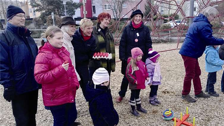 Werner Albrecht, Ortsvereinsvorsitzende Erdmute Rebhan, Bundestagskandidatin Bettina Bähr-Losse, Barbara Heymann und Fraktionsvorsitzende Dr. Brigitte Kuchta (v.l.) freuten sich zusammen mit rund 80 Kindern.privat