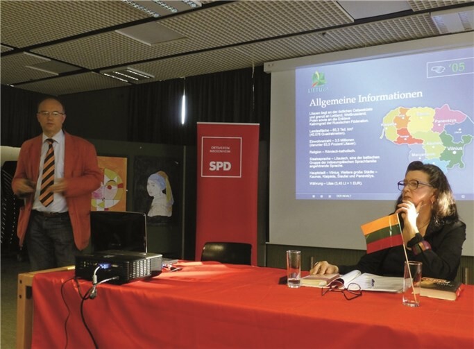 Werner Albrecht bei der Präsentation über Litauen, rechts Schriftstellerin Jutta Noak-Vaitkiene.