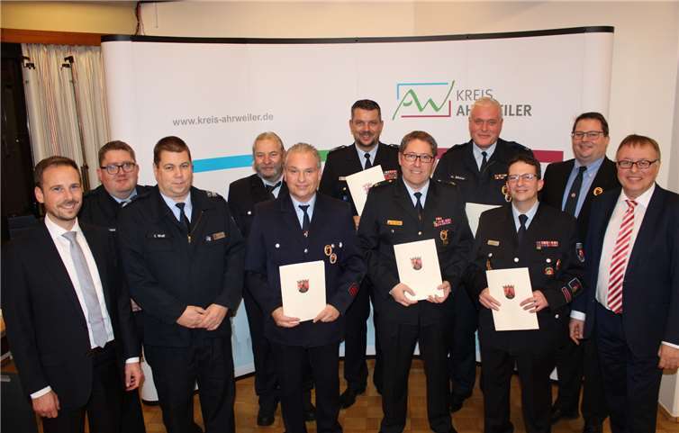 Werner Bäcker, Michael Zimmermann, Carsten Jacob, Alexander Krahe, Guido Lenz, Dirk Schorn und Gilbert Böttcher (45 Jahre) wurden mit dem Goldenen Feuerwehrehrenzeichen gewürdigt.