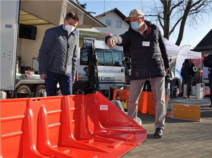 Vor-Ort-Service zum Hochwasserschutz stößt auf großes Interesse Werner Bergmann vom Info-Mobil-Beratungsteam (rechts) erläutert in Altendorf Bürgermeister Holger Jung die Vorzüge dieser mobilen Schutzwand. Foto: Stadt Meckenheim