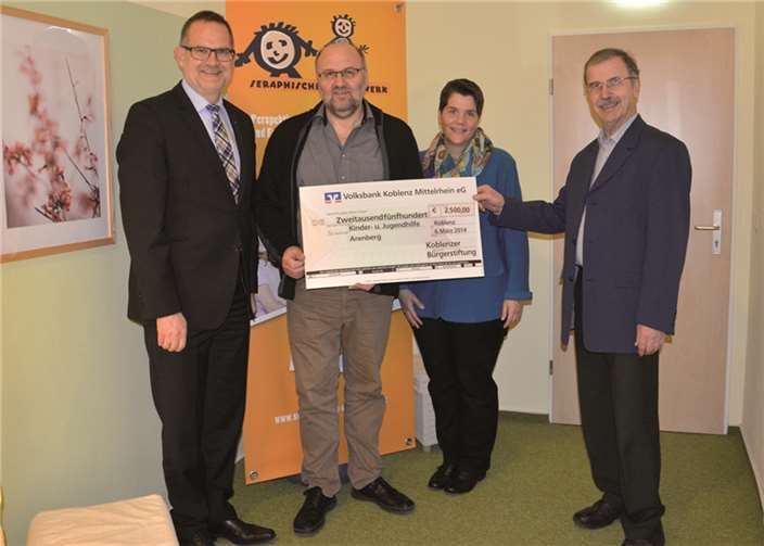 Werner Birkenheier (l.) und Norbert Girmann (r.) bei der Scheckübergabe an Manfred Vogt und Margit Seinsche Kinder- und Jugendhilfe Arenberg. privat