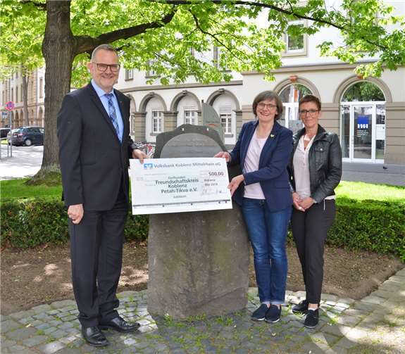 Werner Birkenheier übergibt den Spendenscheck an Hilde Arens, Vorsitzende des Freundschaftskreises und Bettina Manuela Hambuch, stv. Vorsitzende, vor dem Gedenkstein auf dem Petah-Tikva-Platz in Koblenz.Foto: privat