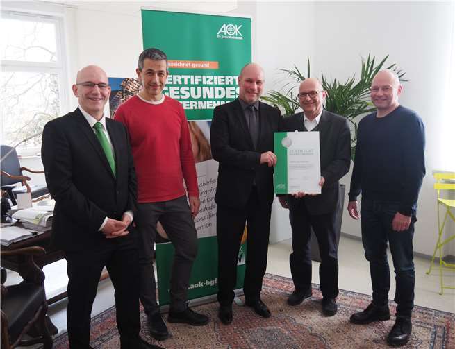 Werner Blasweiler, Thomas Gutfrucht, Christoph Loersch, Michael Kessler und Uli Kalb (v.l.n.r.) bei der Übergabe des Silber-Zertifikats „Gesundes Unternehmen“. privat