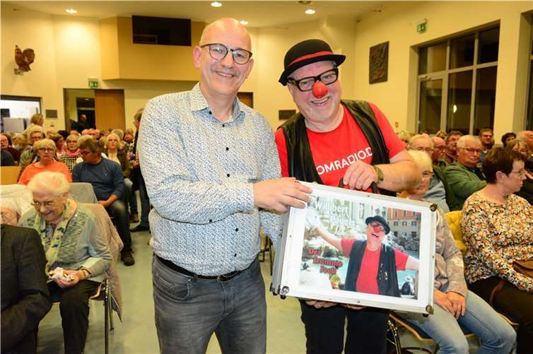 Werner Blasweiler (li.) vom Förderverein zum Erhalt der St.-Martin-Kapelle in Mayen-Hausen e. V. gemeinsam mit Büttenredner Willibert Pauels.  Fotos: CF