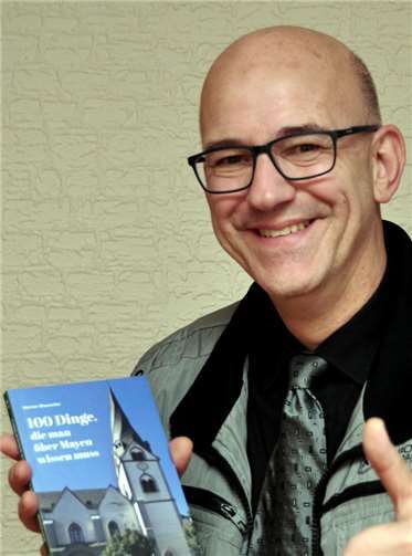 Werner Blasweiler mit seinem neuen Buch.
