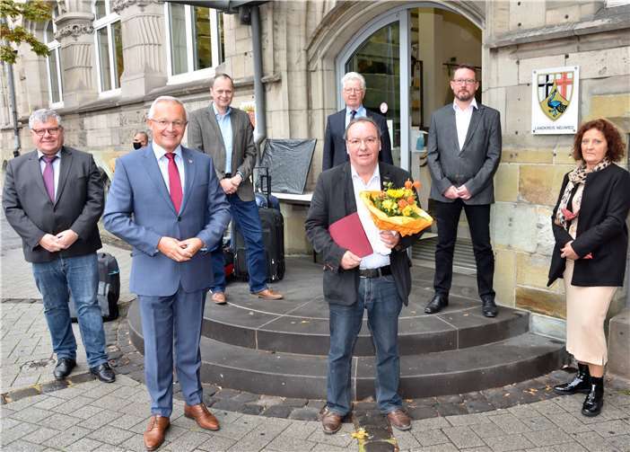 Werner Böcking aus Kurtscheid (vorne Mitte) wurde von Landrat Achim Hallerbach und weiteren Mitgliedern des Kreisvorstands in den Ruhestand verabschiedet. Mit genügend Sicherheitsabstand trafen sich alle zu einem Erinnerungsfoto vor dem Gebäude der Kreisverwaltung.