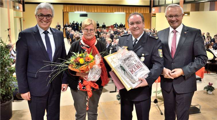 Werner Böcking erhielt für seine langjährigen Dienste zahlreiche Auszeichnungen. (v.l.n.r.): Innenminister Roger Lewentz, Gabi Böcking, Werner Böcking, Landrat Achim Hallerbach. 