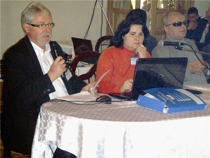 Werner Borchert, Leiter des Auslandshilfeteams des DRK im Ahrkreis (l.) und Übersetzerin Dijana Gilges, Auszubildende zur Rettungsassistentin im DRK, stellten während eines internationalen Integrationskongresses die Arbeit des Roten Kreuzes in Rheinland-Pfalz für Menschen mit Handicap dar. privat