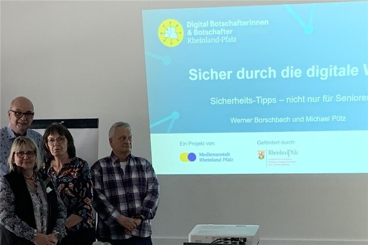 Werner Borschbach (hinten), vorne v.l.: Marion Surrey, Ingrid Neubusch und Michael Pütz.