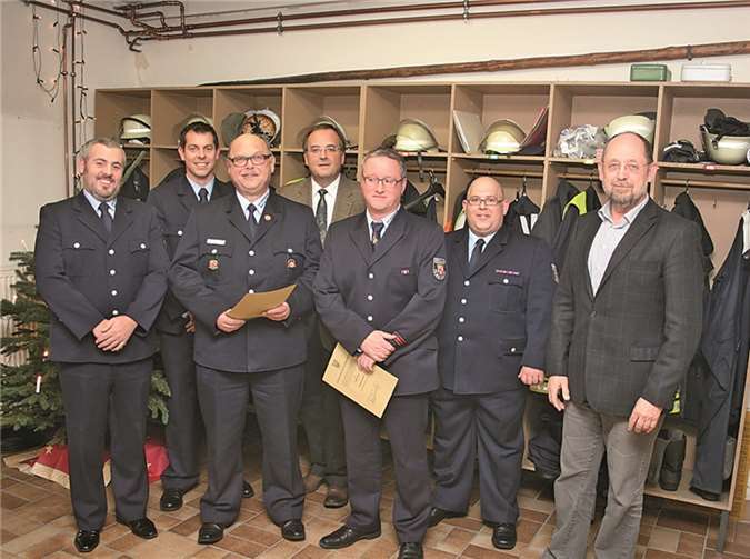 Werner Cremer (3. von links) und Stefan Marx (3. von rechts) wurden bei der Nikolausfeier der Feuerwehr Waldorf befördert. Mit ihnen freuten sich (von links) Sascha Nachtsheim (stellvertretender Wehrführer Waldorf), Ronny Zilligen (stellvertretender Wehrleiter der Verbandsgemeinde), Bürgermeister Bernd Weidenbach, Sascha Cremer (Wehrführer Waldorf) und Klaus Hameyer (Fördervereinsvorsitzender).WK