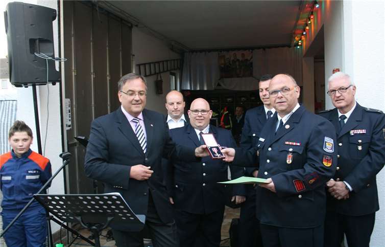 Verstärkung für die Wehr - Hohe Auszeichnung für Werner Cremer  Werner Cremer wurde durch Bürgermeister Bernd Weidenbach mit dem Silbernen Feuerwehr-Ehrenzeichen am Bande für besondere Verdienste um das Feuerwehrwesen ausgezeichnet.