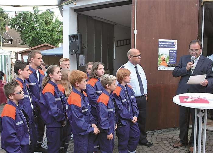 Werner Cremer wurde von Bürgermeister Bernd Weidenbach zum Jugendfeuerwehrwart ernannt.