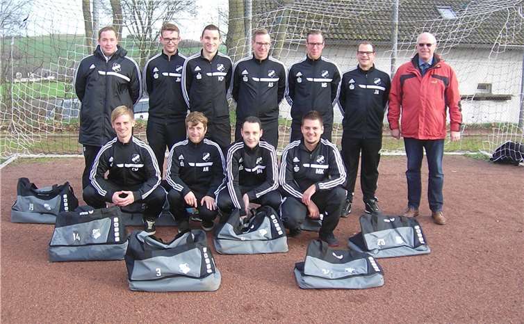 Werner Dieler (hinten rechts), Filialleiter der Volksbank RheinAhrEifel in Polch, übergab die neuen Sporttaschen an die Spieler des SV Ruitsch-Kerben.privat
